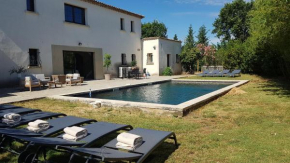 Villa raffinée, parc clôturé, 4000m2, piscine 5x10